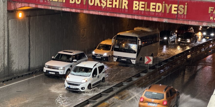 Denizli'de sağanak hayatı olumsuz etkiledi