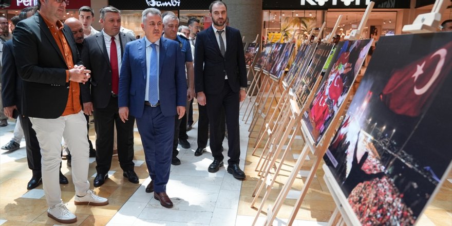 İzmir'de AA fotoğraflarından oluşan "15 Temmuz" konulu sergi açıldı