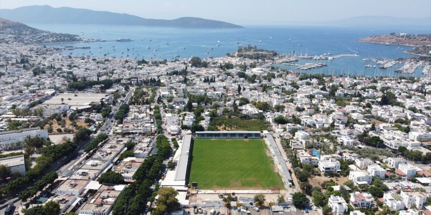 Süper Lig maçlarının oynanacağı Bodrum İlçe Stadı'nda hazırlıklar sürüyor