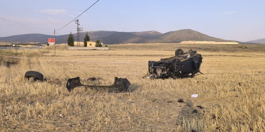 Afyonkarahisar'da şarampole devrilen otomobildeki 1 kişi öldü, 1 kişi yaralandı