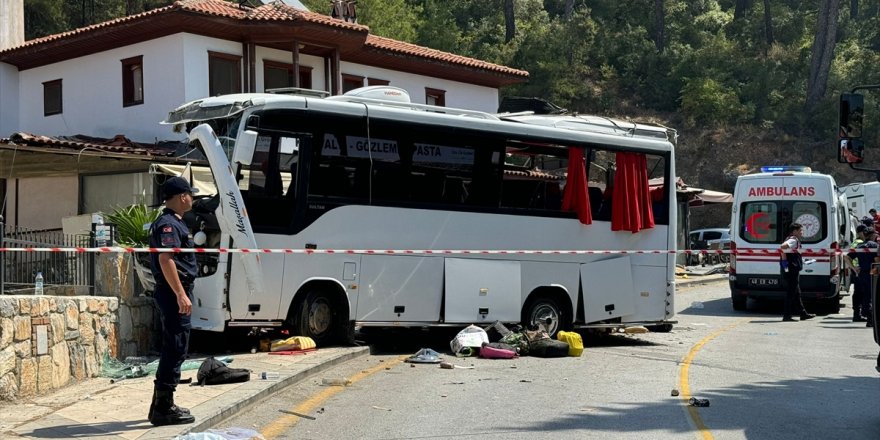 Muğla'da tur midibüsünün 3 araca çarpması sonucu 1 kişi öldü, 32 kişi yaralandı