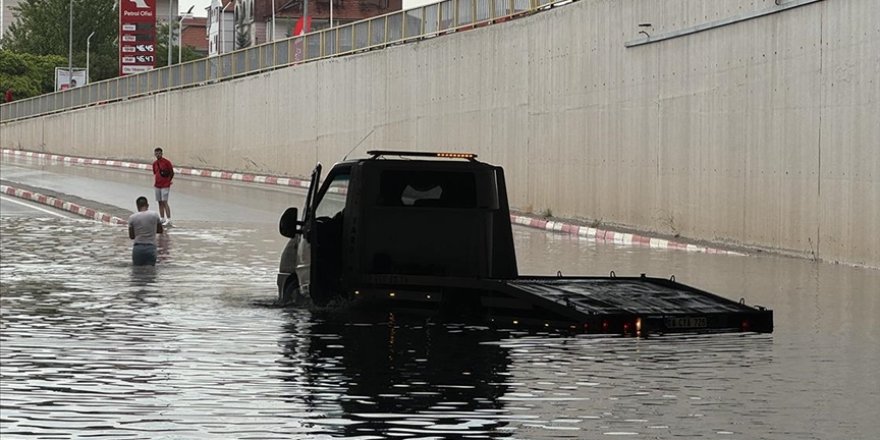 Karaman'da sağanak hayatı olumsuz etkiledi