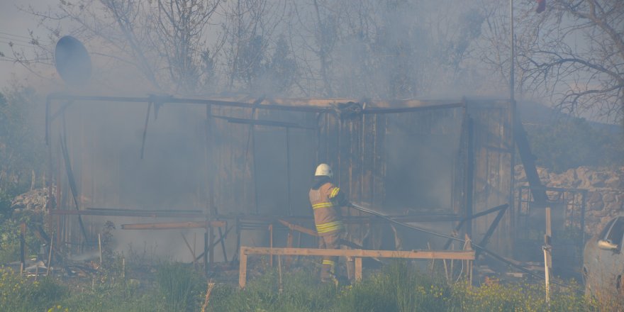 İzmir’de konteyner ev yangını: Karı-koca dumandan etkilendi