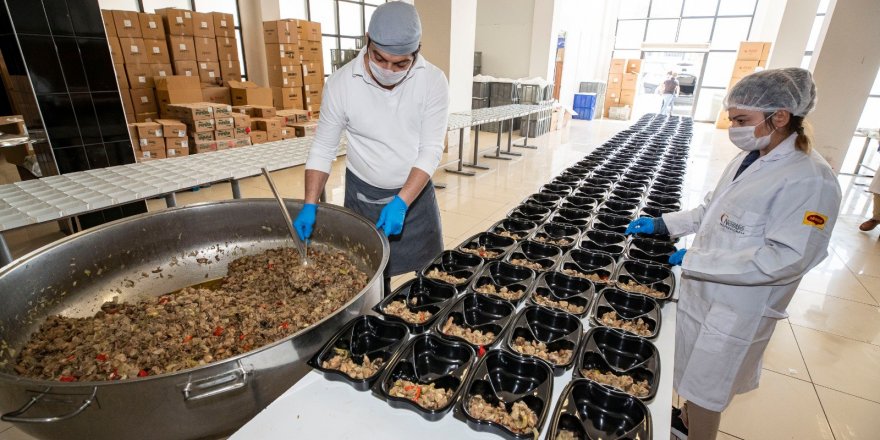İzmir Büyükşehir Belediyesi 400 bin kişilik iftar yemeği dağıtacak