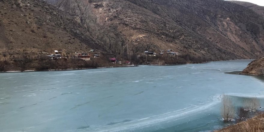 İspir'de Çoruh Nehri buz tuttu