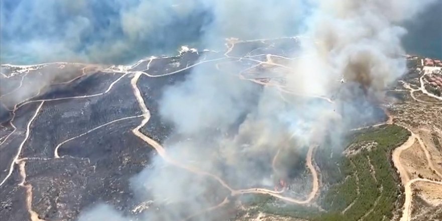 İzmir'in Çeşme ilçesinde ormanlık alanda çıkan yangına müdahale ediliyor