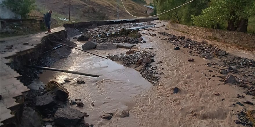 Kars'ta sel nedeniyle bir köyde ev, ahır ve yollar zarar gördü