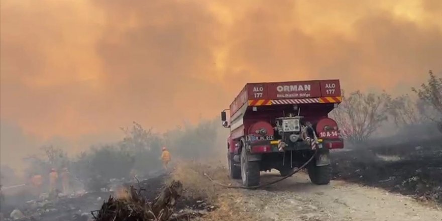 Balıkesir'de ormanlık alanda çıkan yangına müdahale ediliyor