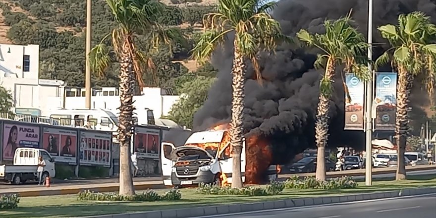 Bodrum'da seyir halindeki servis minibüsü yandı