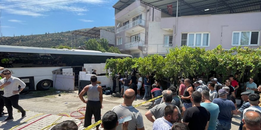 Aydın'da yolcu otobüsünün eve çarpması sonucu 1 kişi öldü, 13 kişi yaralandı