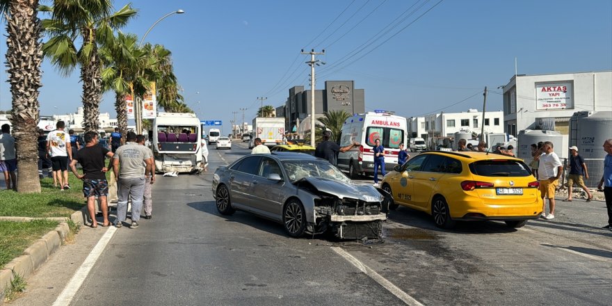 Bodrum'da otomobil ile minibüsün çarpıştığı kazada 14 kişi yaralandı