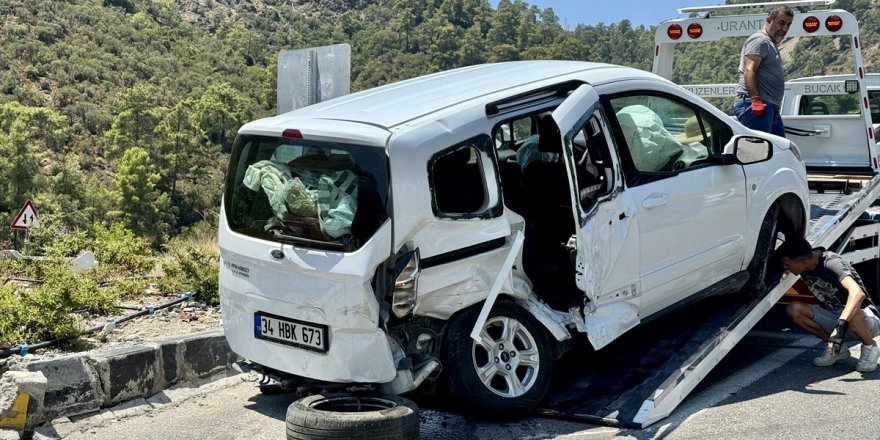 Muğla'da iki otomobilin çarpıştığı kazada 1 çocuk öldü, 10 kişi yaralandı