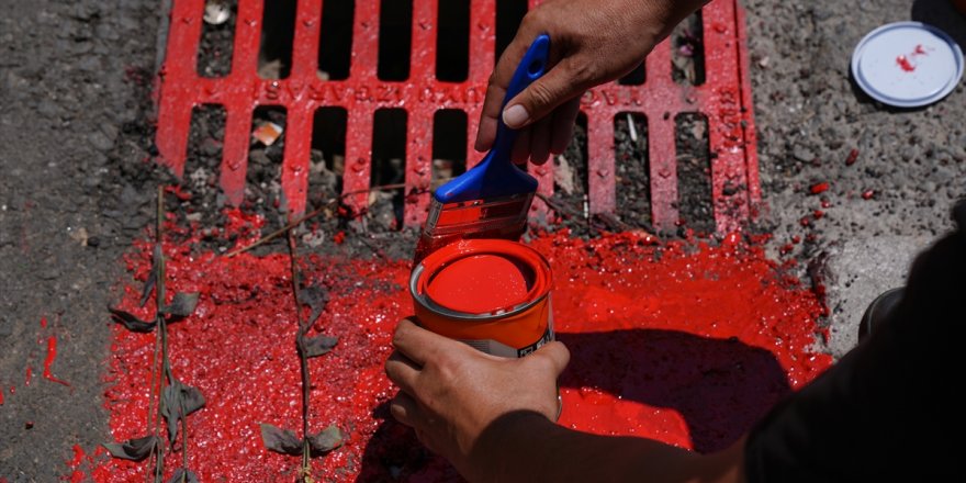 İzmir'de 2 kişinin elektrik akımına kapılarak öldüğü sokakta mazgallar kırmızıya boyandı