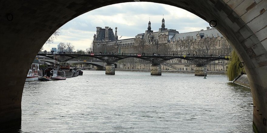 Paris Belediye Başkanı, olimpiyatların yapılacağı kirliliğiyle gündemdeki Sen Nehri'nde yüzdü