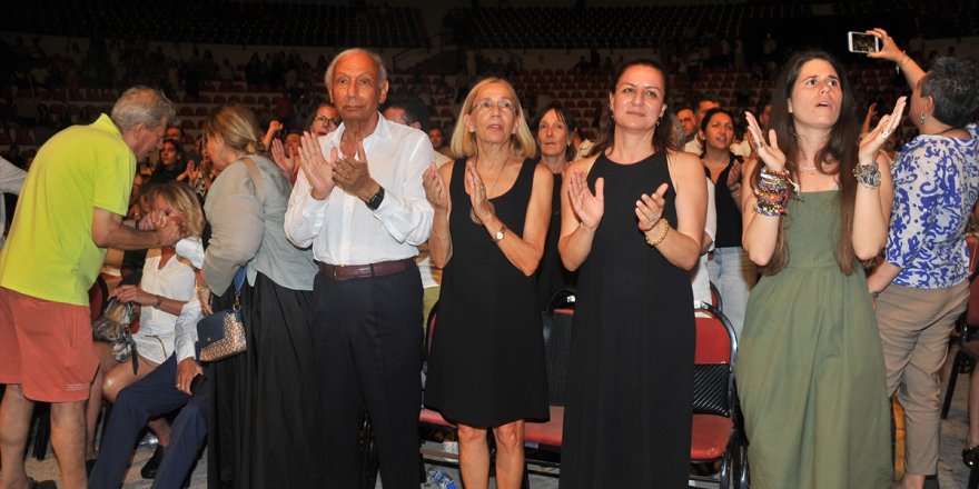 Yunan şarkıcı Despina, Çeşme konserinde sahneye çıkmadı