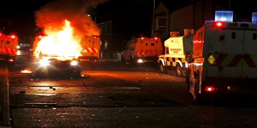 Kuzey İrlanda’da tansiyon düşmüyor: Aracı ateşe verdiler