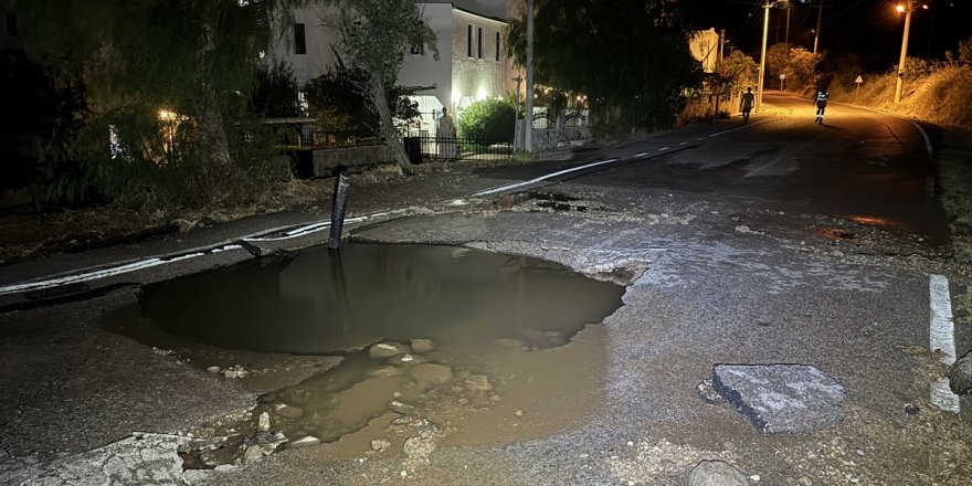 Bodrum'da içme suyu isale hattındaki patlama nedeniyle yol çöktü