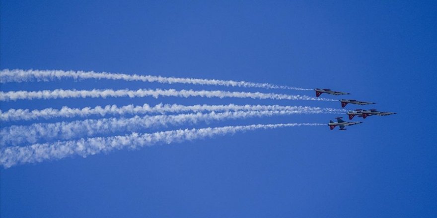 Türk Yıldızları, Kıbrıs Barış Harekatı'nın 50'nci yılı kapsamında Girne'de prova uçuşu gerçekleştirdi