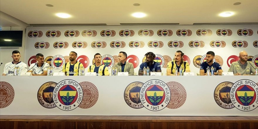 Fenerbahçe'de 5'i yeni transfer, 7 futbolcu için imza töreni düzenlendi