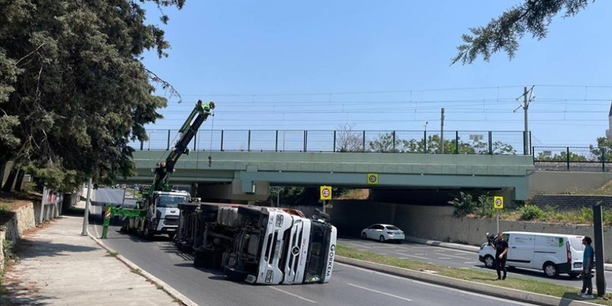 Bakırköy'de alt geçide çarpan tır devrildi