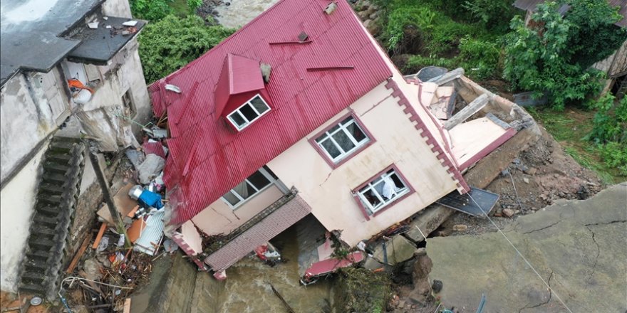 Giresun'da sağanak nedeniyle bir ev yan yattı, su baskınları oluştu