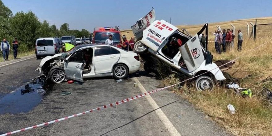 Yozgat'ta hafif ticari araçla otomobilin çarpıştığı kazada 3 kişi öldü