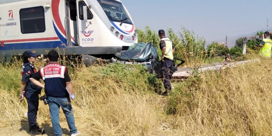 İzmir'de trenin hemzemin geçitte çarptığı araçtaki 3 kişi öldü