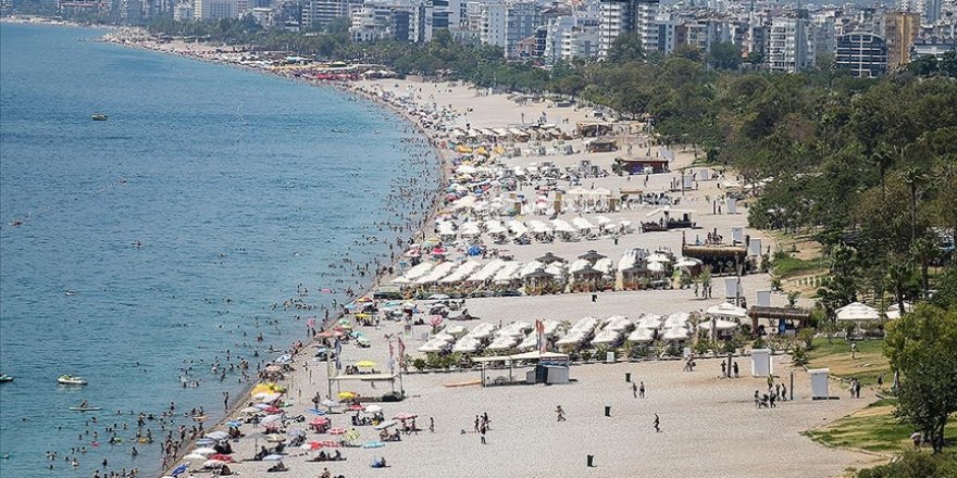 Antalya'da sıcak hava ve nem etkili oluyor