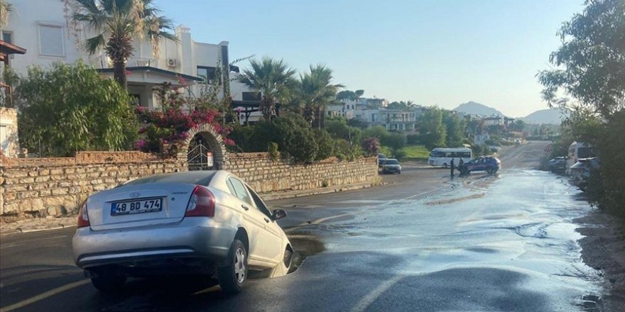 Bodrum'da otomobil yolda oluşan çukura düştü