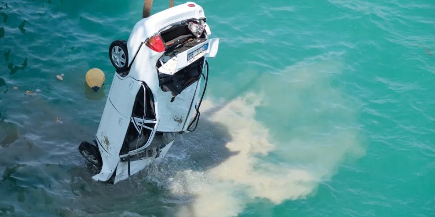 Köprüden baraj gölüne düşen otomobildeki aynı aileden 4 kişinin cesetleri bulundu