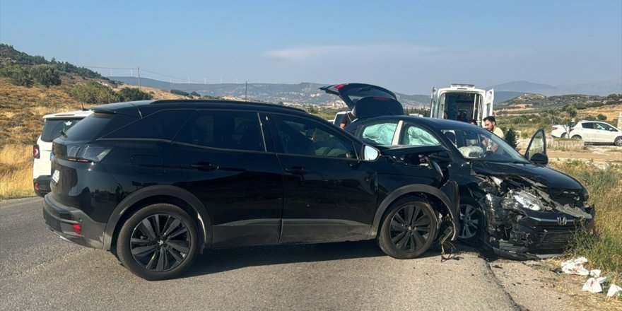 İzmir'de iki trafik kazasında 8 kişi yaralandı