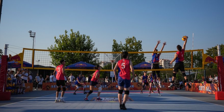 Voleybolu sokaklara taşımayı amaçlayan Red Bull Back Line'nın İzmir elemeleri tamamlandı