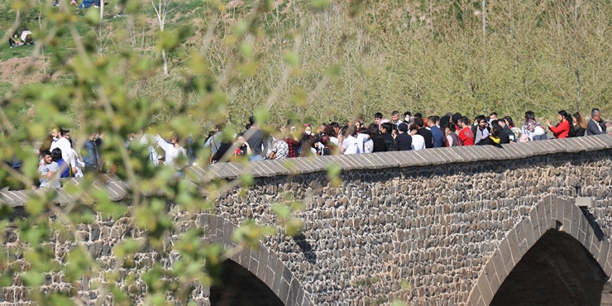 Tarihi On Gözlü köprüsünde hafta sonu ‘Korona virüs’ halayı çekildi