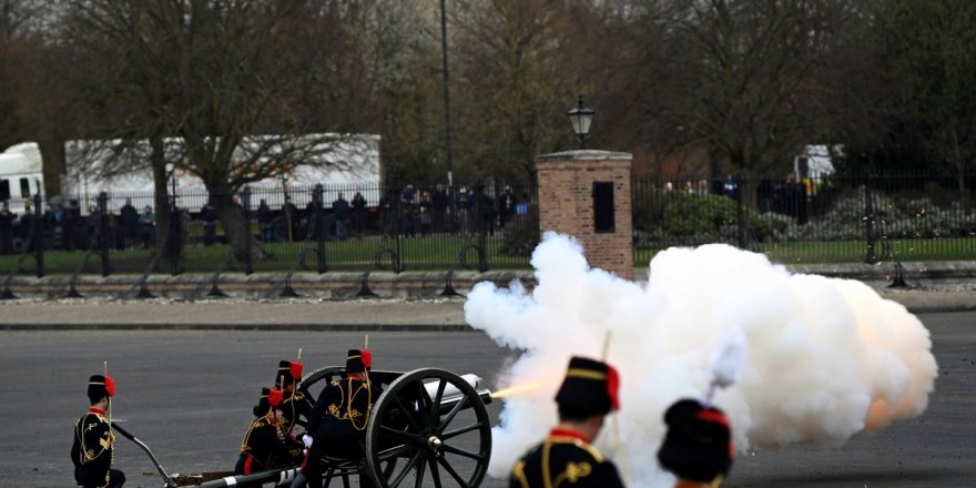 İngiltere Kraliçesi II. Elizabeth'in eşi Prens Philip için 41 pare top atışı