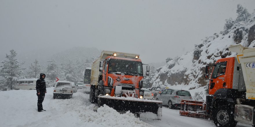 Antalya-Konya karayolunda kar sebebiyle felç olan trafik normale döndü