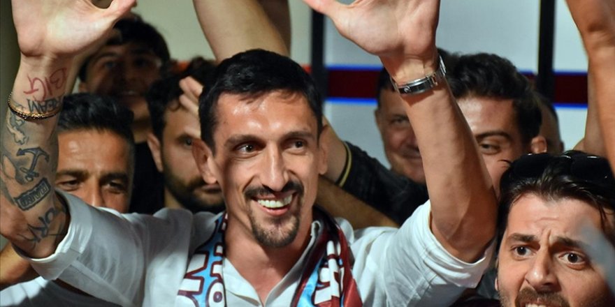 Karadağlı futbolcu Stefan Savic, transfer görüşmeleri için Trabzon'a geldi