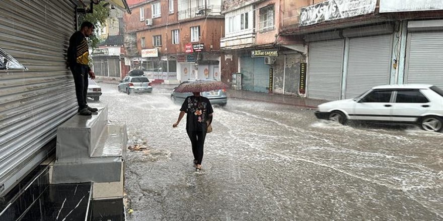 Adana'da sağanak hayatı olumsuz etkiledi