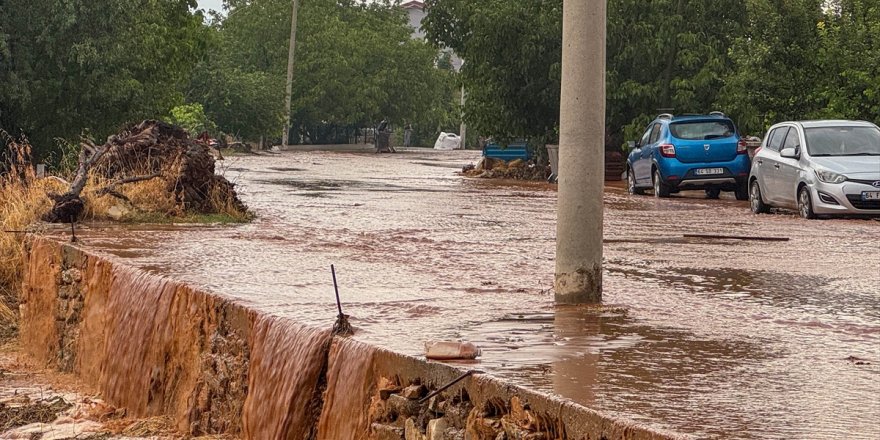 Uşak'ta dolu ve sağanak etkili oldu