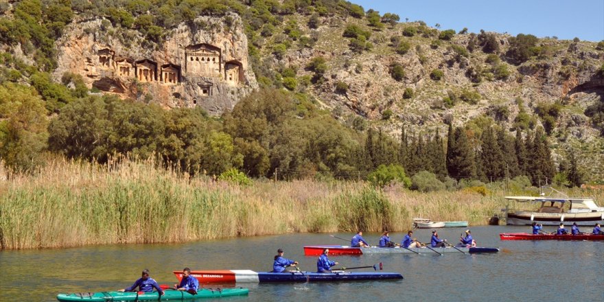 Muğla'da kürek ve kano sporcuları doğayla baş başa kürek çekti