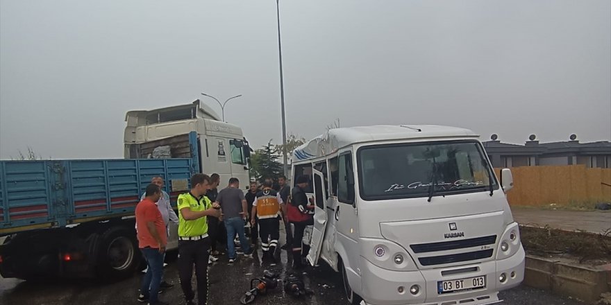 Afyonkarahisar'da tır ile minibüsün çarpışması sonucu 9 kişi yaralandı