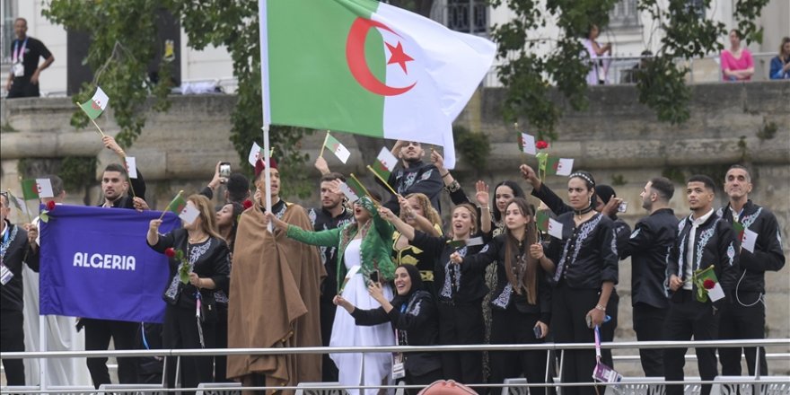 Olimpiyat açılışında Cezayir kafilesi, Paris’te katledilen Cezayirlileri Sen Nehri'ne gül atarak andı