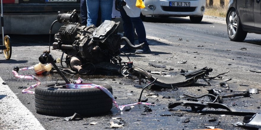 Afyonkarahisar'da tırla çarpışan otomobildeki 3 kişi yaşamını yitirdi