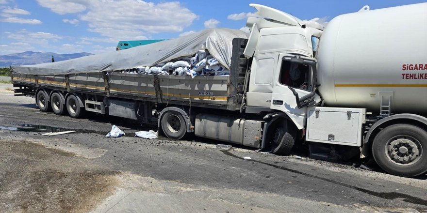 Alaşehir'de iki tırın çarpışması sonucu 1 sürücü yaralandı