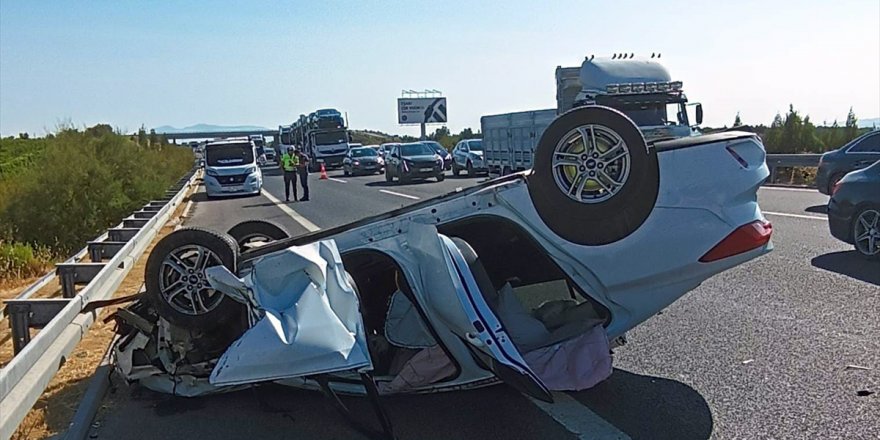 Manisa'da 2 otomobilin çarpışması sonucu 5 kişi yaralandı