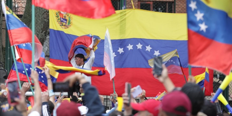 Venezuela'da halk, sandıklara yoğun ilgi gösteriyor