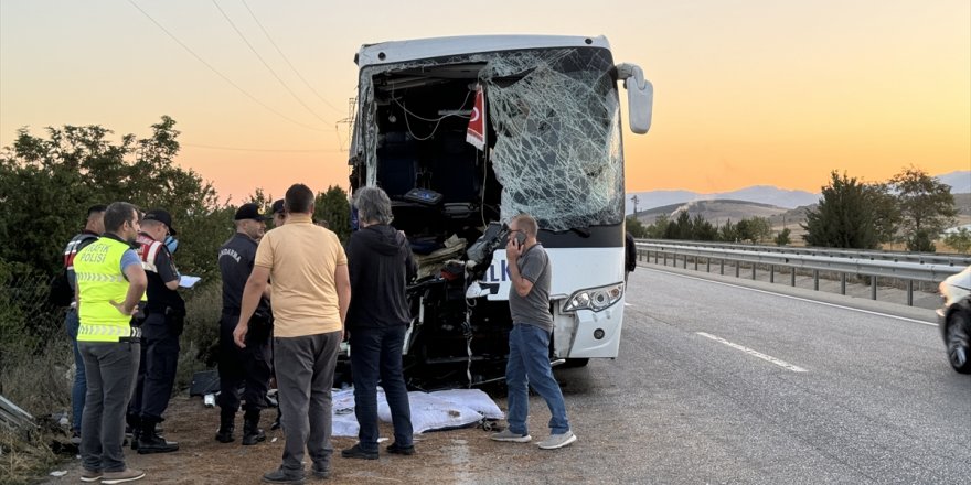 Afyonkarahisar'da yolcu otobüsüyle kamyonun çarpıştığı kazada 1 kişi öldü, 9 kişi yaralandı