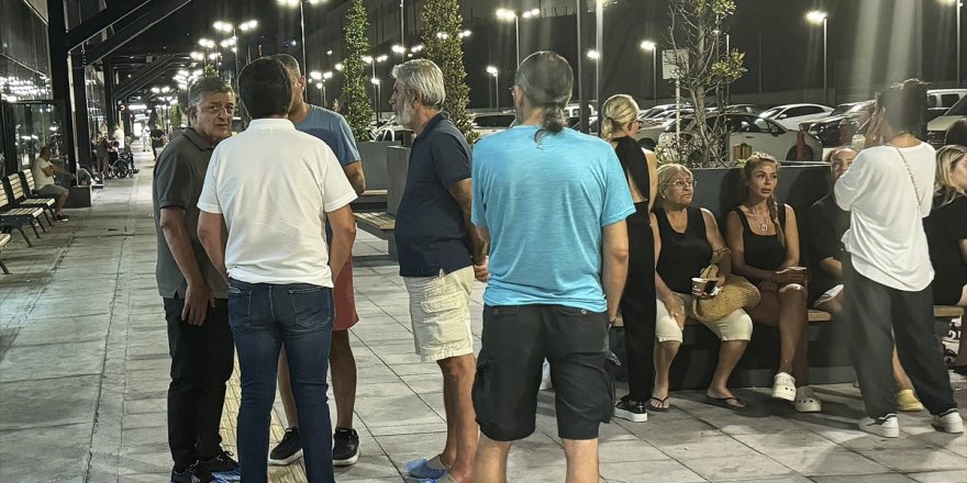 İzmir'de teknede meydana gelen patlamada 6 kişi yaralandı