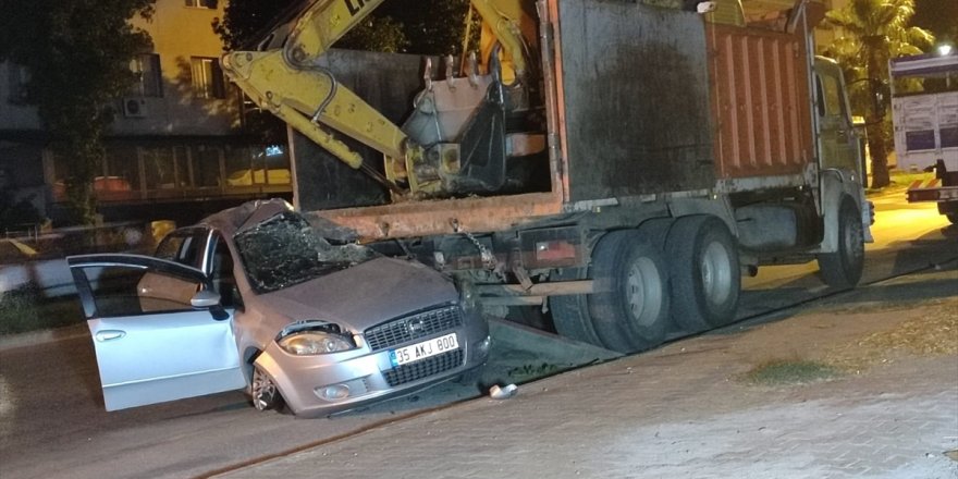 İzmir'de park halindeki kamyona çarpan otomobildeki 4 kişi yaralandı