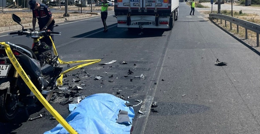 Manisa'da tıra çarpan motosikletin sürücüsü öldü