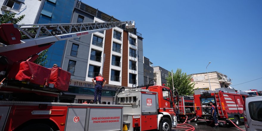 İzmir'de sendika binasında çıkan yangında 1 kişi dumandan etkilendi